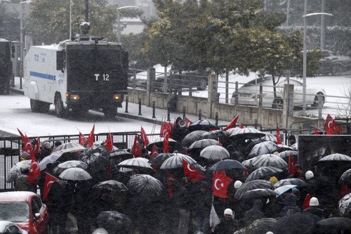 You are currently viewing Herkesi suçlayarak cezalandırmak yerine, pişmanlık duyanları kazanmak… Ölçü bu olmalı.