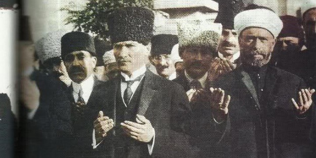 You are currently viewing Dünün sanığı, bugün, “Başı secdeye gelenler korundu” diye suçluyor… Halbuki kendisi de…