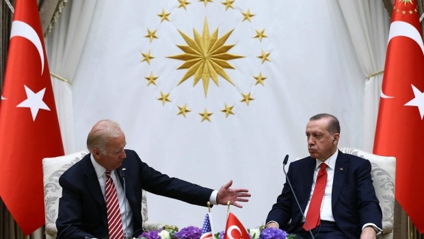 You are currently viewing Biden Türkiye’de darbe yapmayacak, muhalefeti destekleyecekmiş… Bu saçmalığı tartışmaya ben de katıldım…