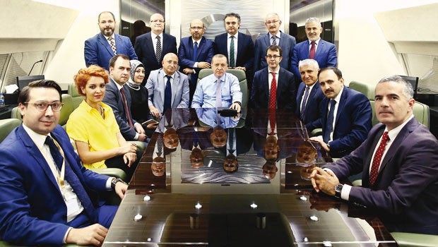 You are currently viewing Yaz gazeteci bey yaz… Bir daha yaz… At izi ile it izini yaz…