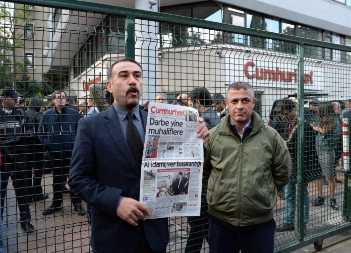 You are currently viewing İktidarı zorda bırakan bu yanlış işleri kim yapıyor Allah aşkına?