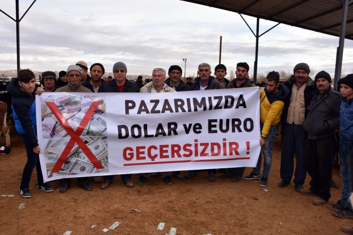 You are currently viewing Dolarlarımızı zuladan çıkarıp bozdurduğumuzda iyi bir şey mi yapıyoruz? Kuşkuluyum..