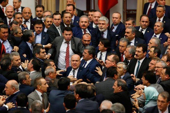 You are currently viewing Muhalefete tavsiyeler: Gerilimsiz.. Bırakın, milletvekilleri vicdan muhasebesi yapabilsin..
