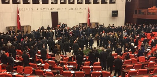 You are currently viewing Ayrıştırıcı üslup seçim kazandırıyor.. Ülkeyi yönetmede ise yetersiz kalıyor.. Anayasayı ondan değiştirmek istiyoruz..