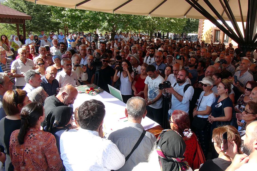 You are currently viewing Ölümle birlikte kavga biter; bazıları için ise ölüm bile kavga sebebi…