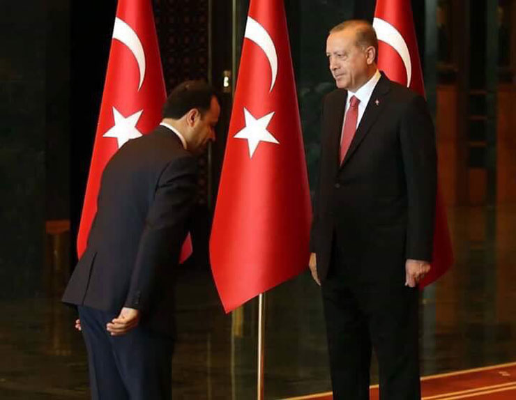 You are currently viewing Anayasa Mahkemesi başkanı Cumhurbaşkanı önünde eğildi mi, eğilmedi mi? Hay Allah..