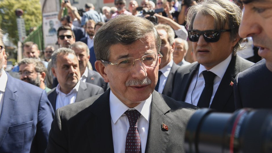 You are currently viewing Davutoğlu’na vurmasına vuralım, ama gerçeğe gözlerimizi kapamadan…