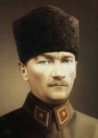 You are currently viewing Atatürk toplumu bölmeye devam etseydi daha mı iyiydi?