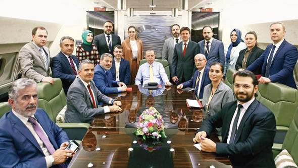 You are currently viewing Listeler sevindirdiği gibi üzdü de.. CHP listesi AK Partili kalemleri niye üzmüş olabilir?