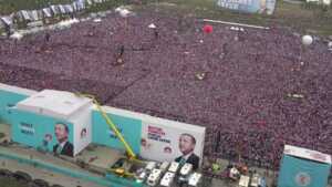 Read more about the article Çiller'li miting günü.. Özal'ı hatırlayıp kantardan söz etmek.. Selvi bunu yapmış…