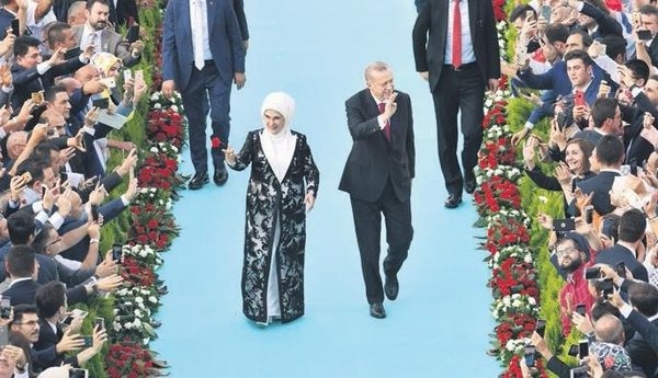 You are currently viewing Törenleri izler, konuşmayı dinler ve bakanlar listesine bakarken düşündüklerim..