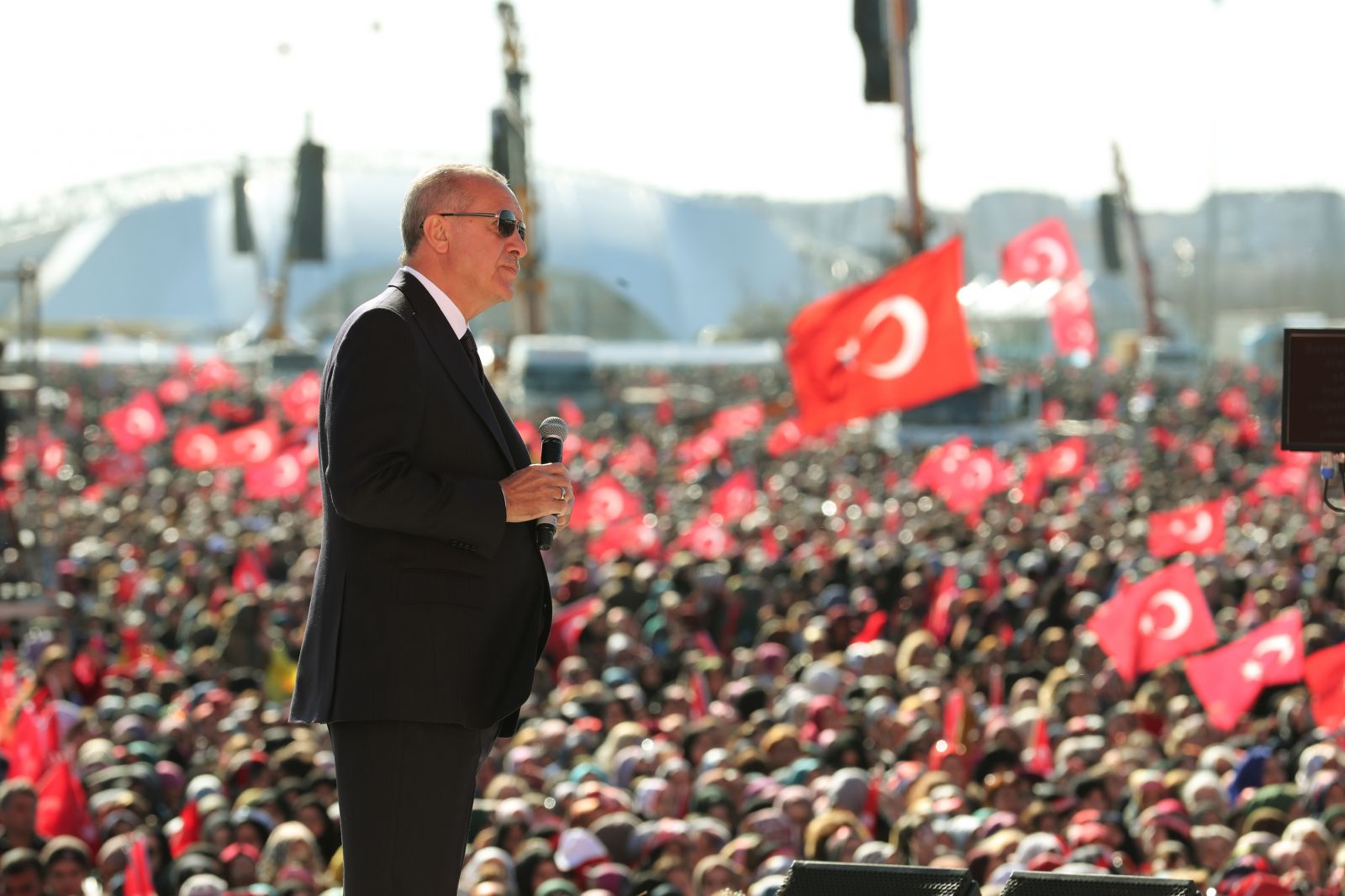 You are currently viewing ‘Muhteşem’ ve ‘tarihi’ sıfatlarıyla manşetlere taşınan iktidar cephesinin İstanbul mitingi üzerine düşüncelerim…