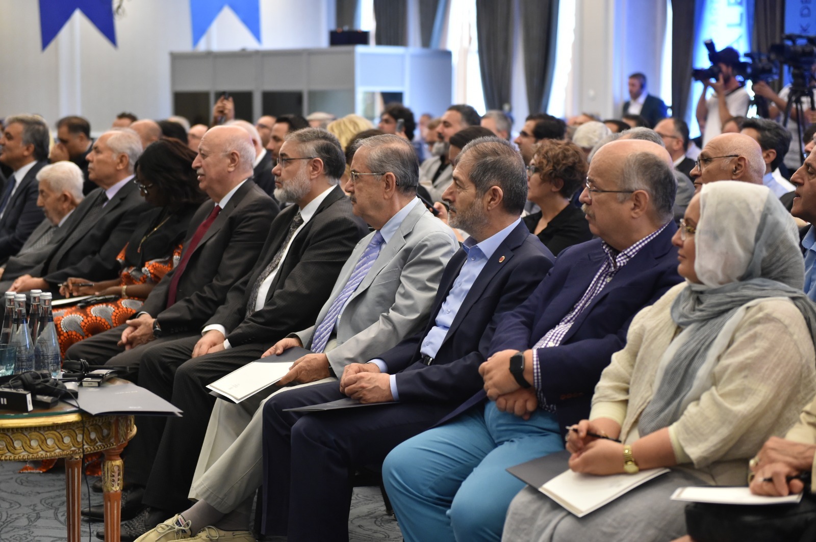 You are currently viewing Bir toplantıya katıldım, hem iç politikadaki dar boğazları hem de dışarıdaki kayıplarımızı düşündüm…