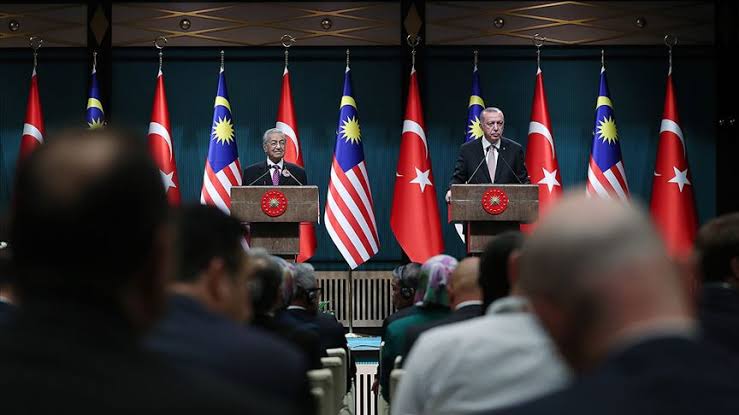 You are currently viewing Külliye’deki bir toplantı sonrası merakım: Yeni açılımlar kapıda olabilir mi?