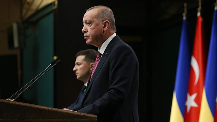 You are currently viewing Demokrasi dünyada yeni tip liderler üretiyor.. Güldüren liderler.. Biri dün Külliye’de konuktu…