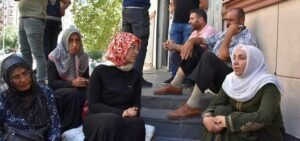 Read more about the article Annelerin eylemi HDP’yi ürkütmemeli; siyasi partiler sorun çözmek için varlar…