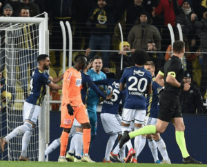 Read more about the article Hakem taraf tutarsa.. Futbolda başlayan tarafgirlik tartışması bana toplumun esas sıkıntısını düşündürdü…