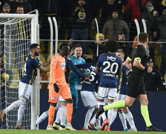 You are currently viewing Hakem taraf tutarsa.. Futbolda başlayan tarafgirlik tartışması bana toplumun esas sıkıntısını düşündürdü…