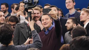 Read more about the article Yeni parti.. ABD’de ‘sosyalist’ bir başkan adayı önde gidiyor.. Bizde ‘İslam Sosyalizmi’nden ‘Adil Düzen’e…
