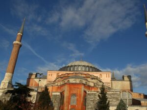 Read more about the article Ayasofya konusuna farklı bir bakış.. Uğur Mumcu’dan alıntılarla…