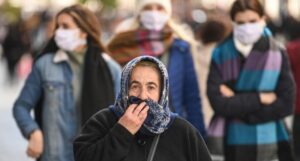 Read more about the article Yüzümüze sağlık maskeleri taktık, gerçek yüzümüzü gizleme zahmetinden kurtulduk