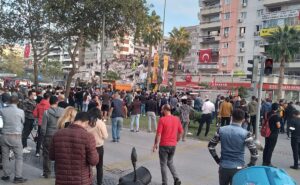 Read more about the article İzmir depremi hepimizi sarsmalı, mümkünse titreyip kendimize gelmeliyiz