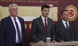 Read more about the article CHP’den üç milletvekilinin istifası Türk siyasetinin hayrına olabilir…