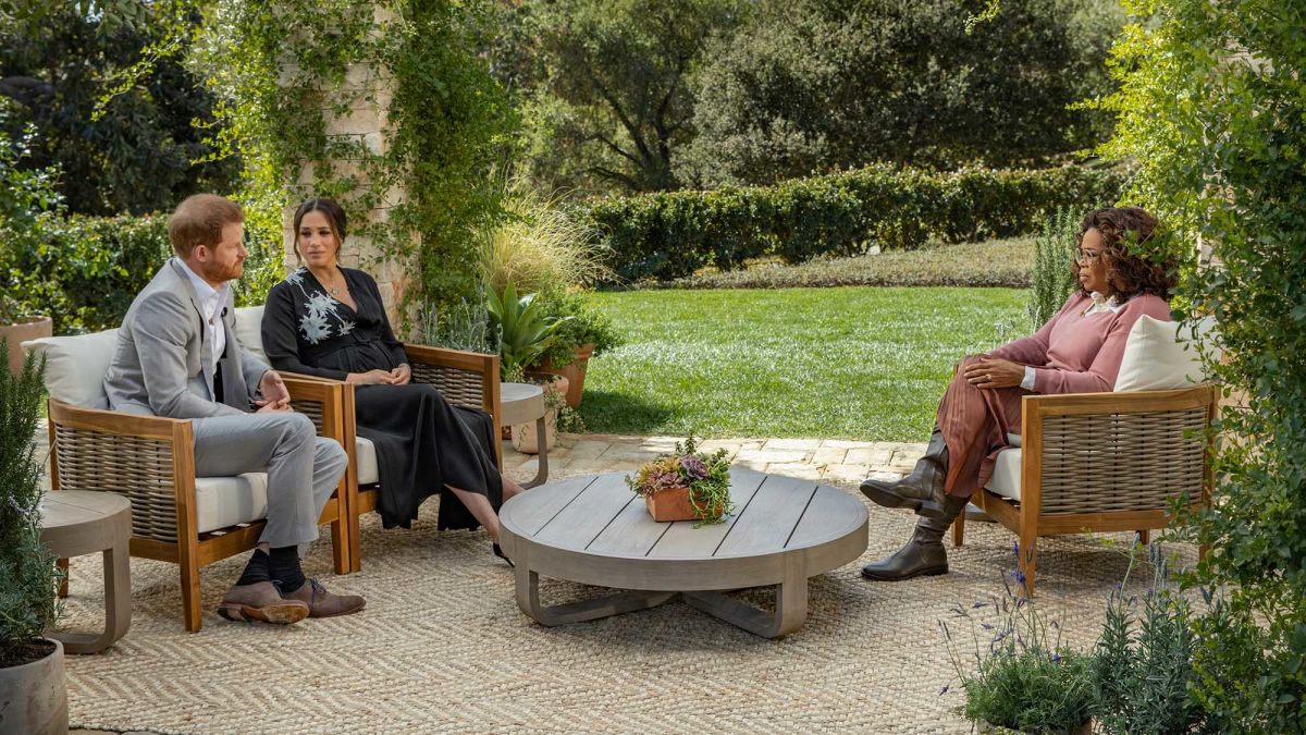 You are currently viewing Bir dizi, bir mülakat ve İngiltere’de kraliyetin sonuna doğru (mu?)