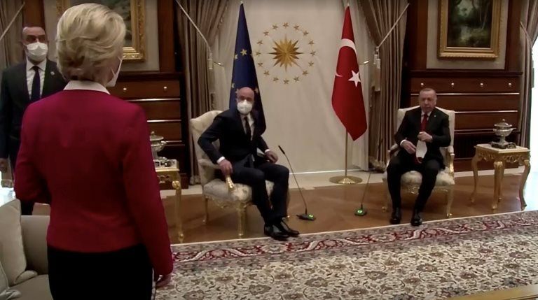 You are currently viewing Tezatlar ülkesi Türkiye: Aşı yok, virüs sıkı vuruyor ama Avrupa Komisyonu başkanını ayakta tutabiliyoruz…
