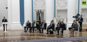 Read more about the article Demokrasiler ülkeleri yanlışa düşmekten koruma mekanizmalarına sahiptir; hiç değilse şimdilik…