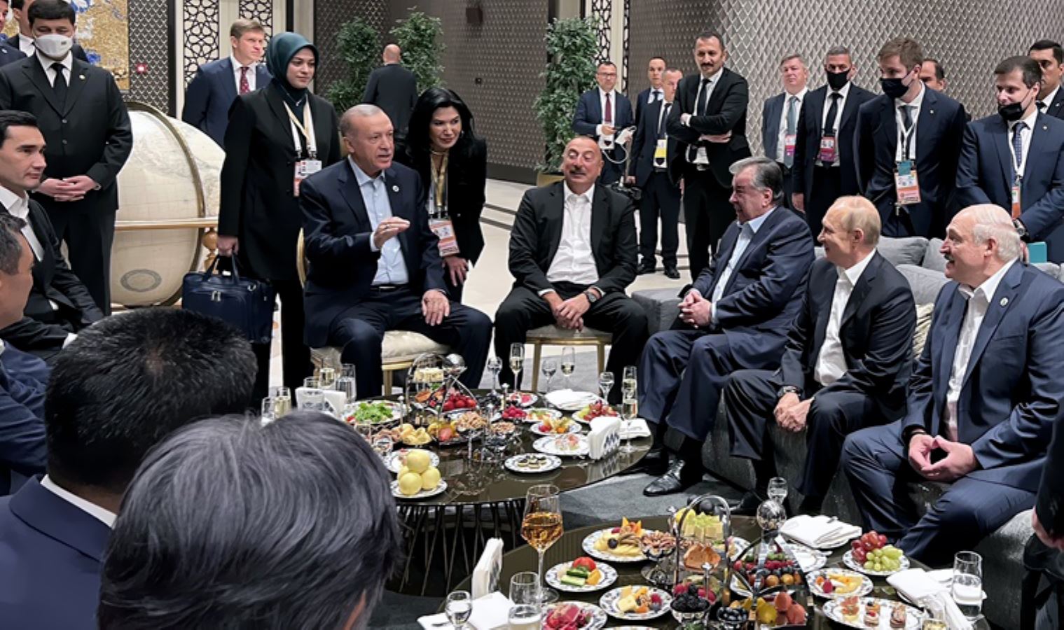 You are currently viewing Fotoğraflara yansıyan dış politika tercihlerimiz mi, yoksa verilmek istenen farklı bir mesaj mı?