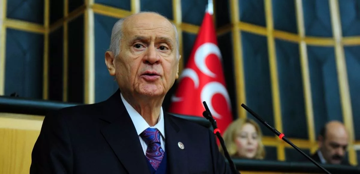 You are currently viewing CHP liderini partisinin eski liderleriyle bağdaşmayan söz ve eylemleri yüzünden kim taşladı? Cevap: MHP lideri