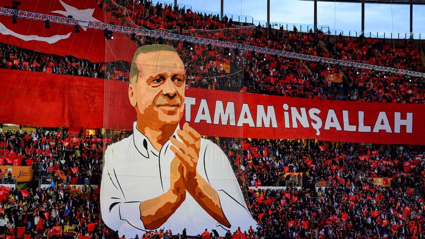 You are currently viewing AK Partililer telaştan  düşünmüyorlar, onlar namına düşündüm. Zor bir döneme girdikleri kesin…