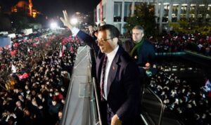 Read more about the article <strong>Siyasi yasak İmamoğlu’nun önünü açar, Erdoğan’ı aday olmaktan vazgeçirir mi?</strong>