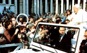 Read more about the article <strong>Sinan Ateş’in uğradığı suikast bana 1981’de dünyayı ayağa kaldıran bir başka suikastı hatırlattı</strong>