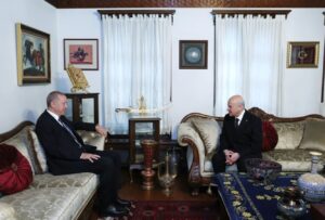 Read more about the article “AK Parti MHP’yi sırtından atmak istiyor” diyenler var, ben ise “Siyam ikizleri zor kopar” diyorum