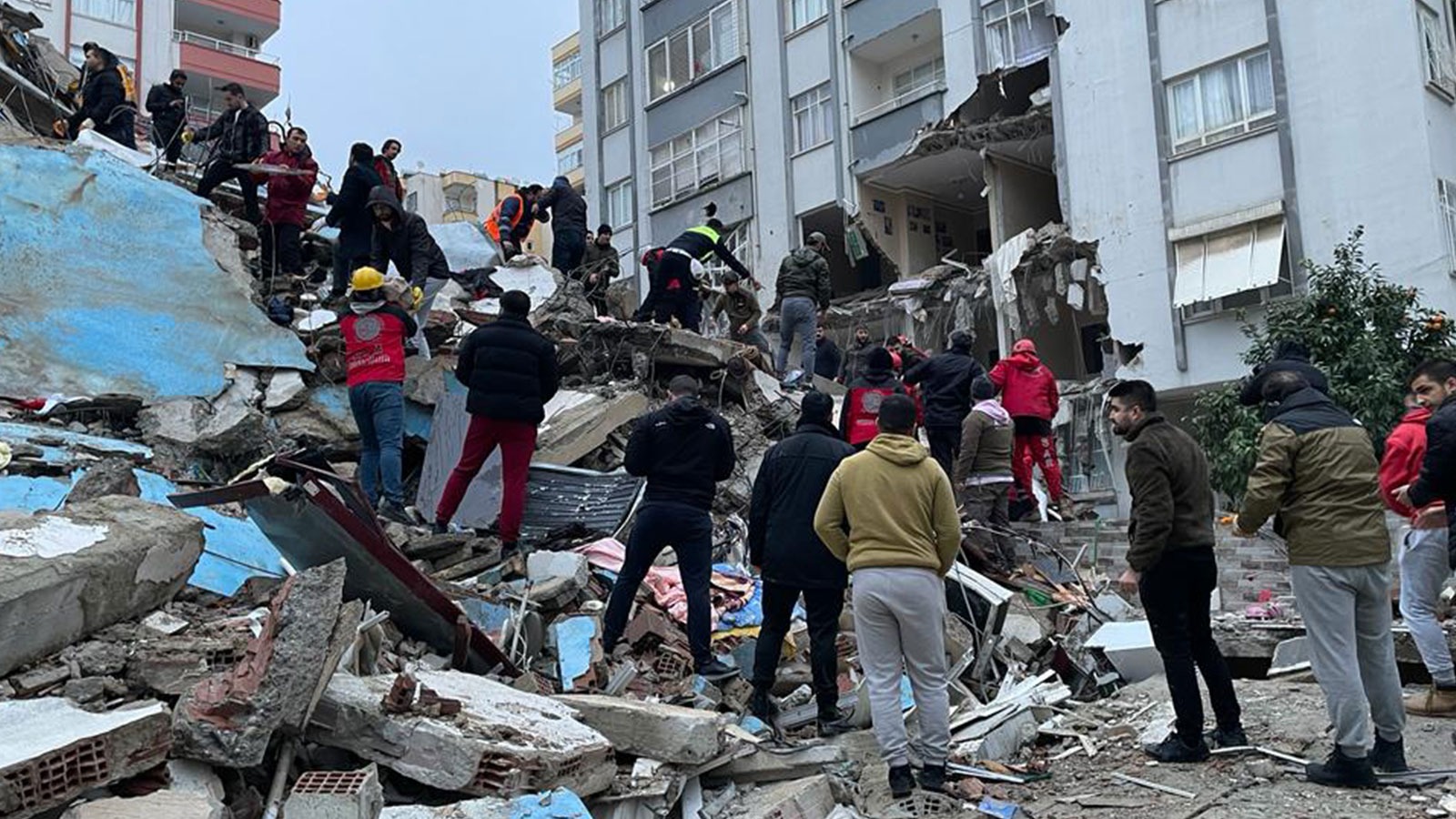 You are currently viewing Tek gelen depremlerden ders almadık, bu defa çifte deprem geldi.. Acaba değişmek için üçlü deprem mi beklenecek?