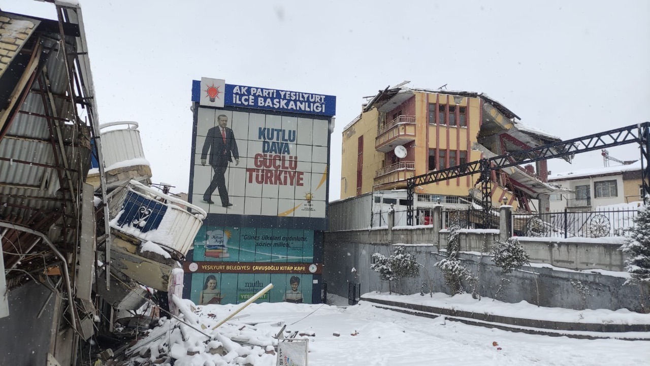 You are currently viewing Cumhurbaşkanı Erdoğan deprem bölgesini gezerken gözüme yorgun göründü.. Onu çevresi yoruyor olabilir…