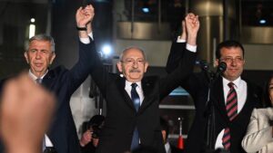 Read more about the article Şarkılarla politik hayatımızın -daha doğrusu son 72 saatin- özeti