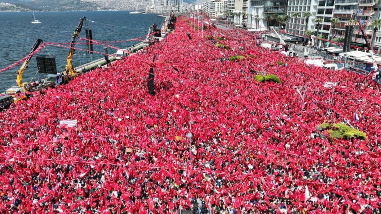 You are currently viewing Seçime doğru: İzmir’deki kalabalıklar seçimi muhalefetin kazanacağı anlamına mı geliyor?