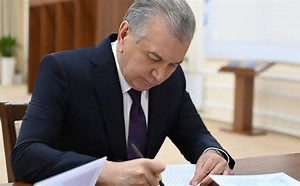 Read more about the article Biz seçime giderken Özbekistan’da cumhurbaşkanı 2040’a kadar yerinde kalsın diye halkoylaması yapıldı