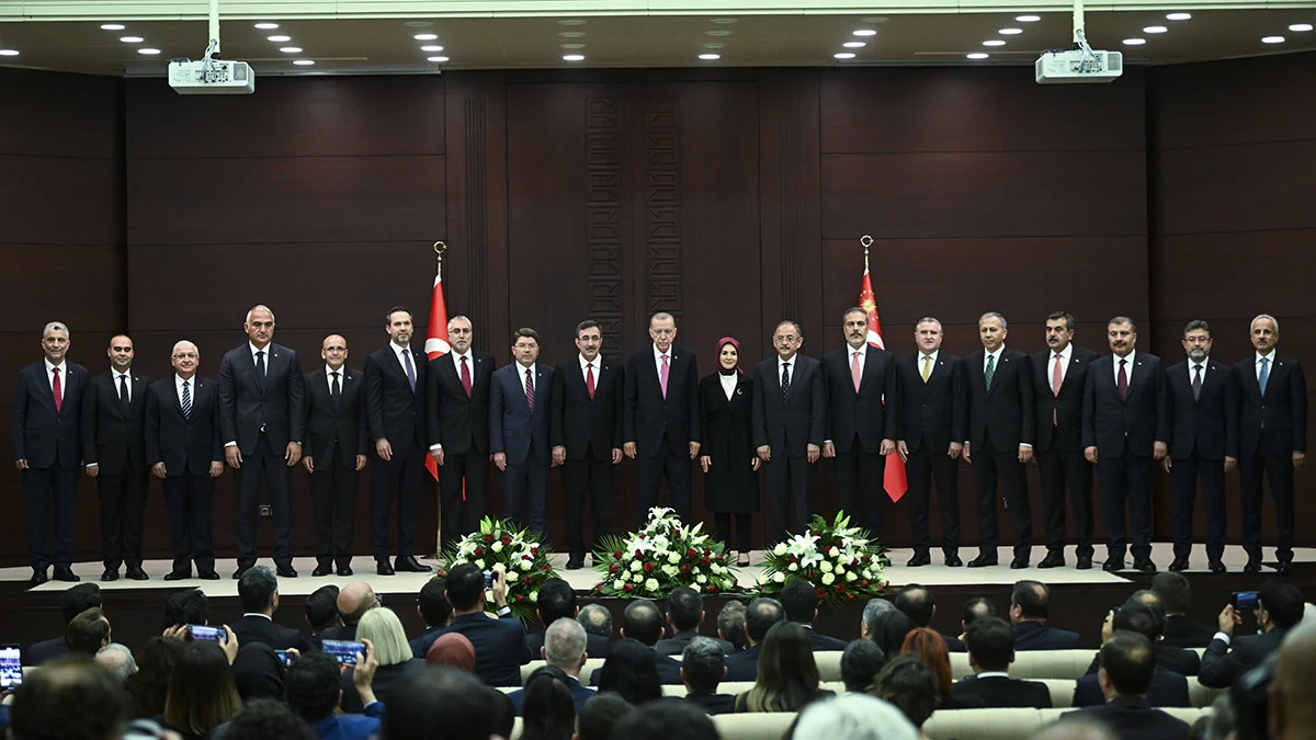 You are currently viewing Pek de yeni olmayan yüzlerden oluşan yeni cumhurbaşkanlığı kabinesini takdimimdir