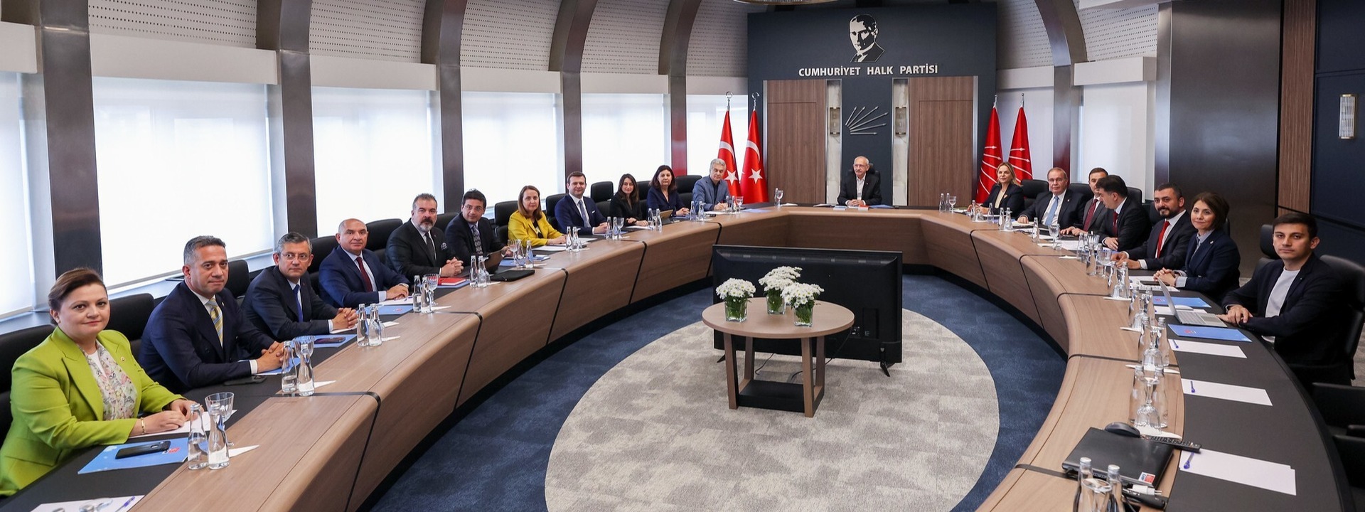You are currently viewing CHP’de olanlara benim aklım ermiyor.. Yenildikleri yetmedi, bir sonraki seçimde de yaya kalmak için çabalıyorlar…
