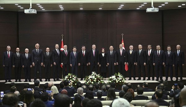 You are currently viewing CB Erdoğan ekonomi yönetiminden sonra bütün devlet mekanizmasını yeni atamalarla değiştirdi.. Bunun anlamı ne? 