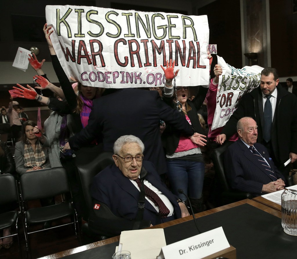 You are currently viewing Arkasından ağlayan olmaz, milyonlarca insanın ölümünden sorumlu Henry Kissinger öldü…
