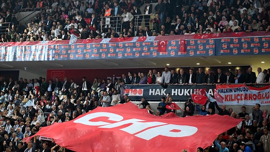 You are currently viewing “Özgür Özel nasıl oldu da seçilebildi?” sorusuna cevabım: Kurultayın havası zaferi getirdi…