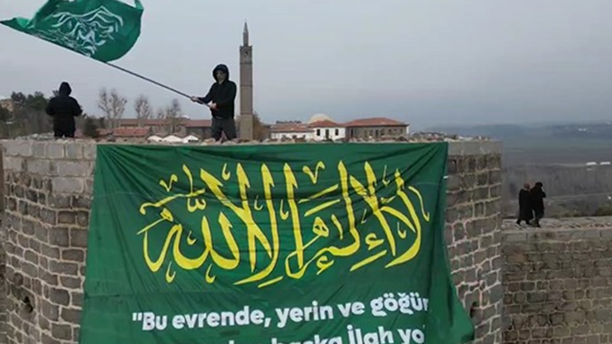 You are currently viewing Sanki mümkünmüş gibi hilafet ve tevhid bayrakları ile gündeme taşınan özentili ve cahilce çıkışlar…