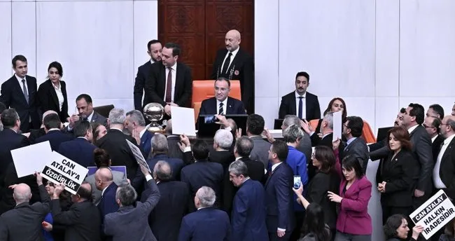 You are currently viewing Halkın seçtiği bir milletvekili cezaevinde ve bazı milletvekilleri parmak kaldırarak Hatay halkının oylarını hiçe sayabildi