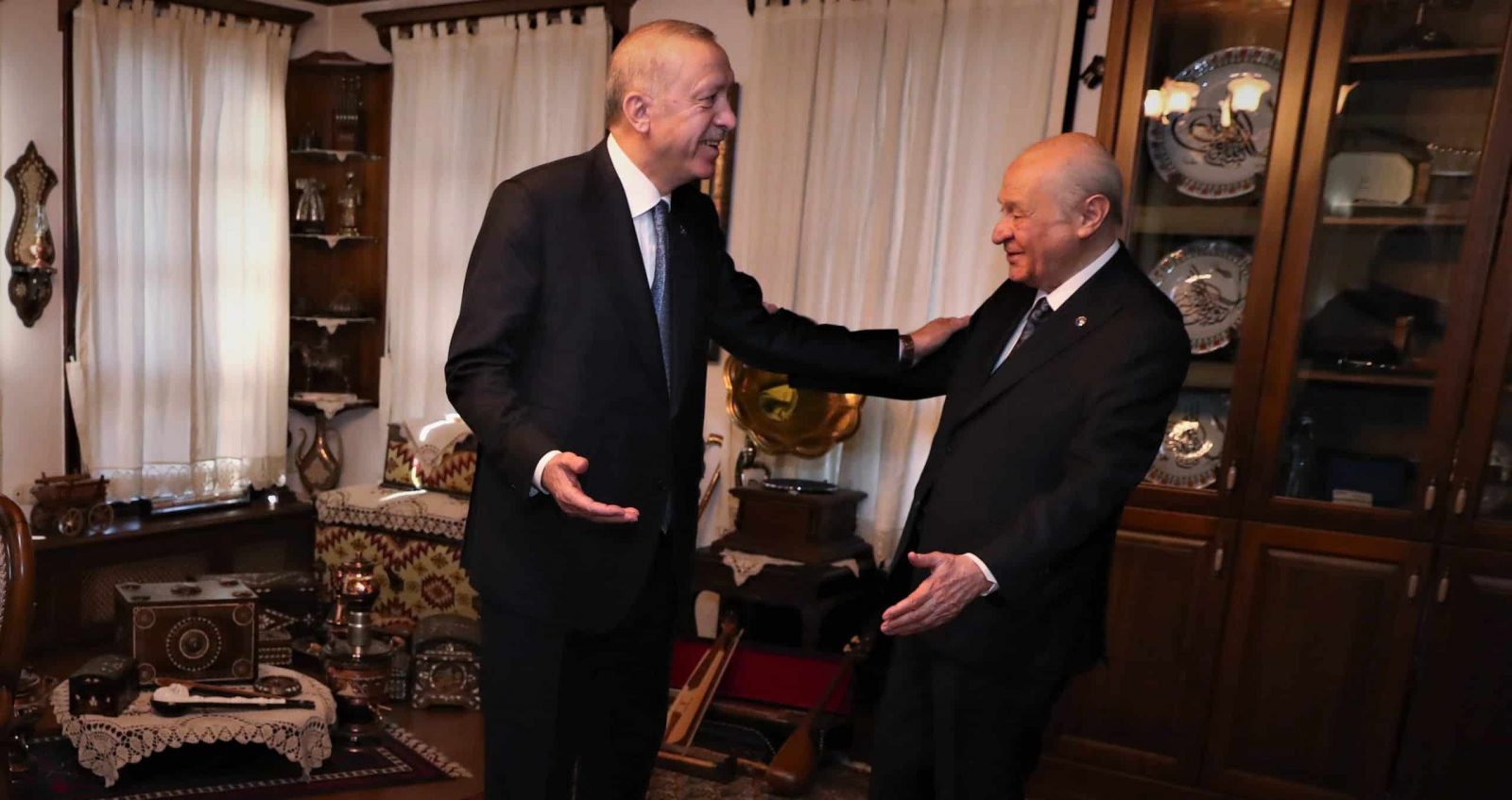 You are currently viewing İktidar ortakları arasında emeklilerin sorunuyla ilgili bir ihtilaf var galiba.. Erdoğan bir şey söyledi, Bahçeli ise başka bir şey…