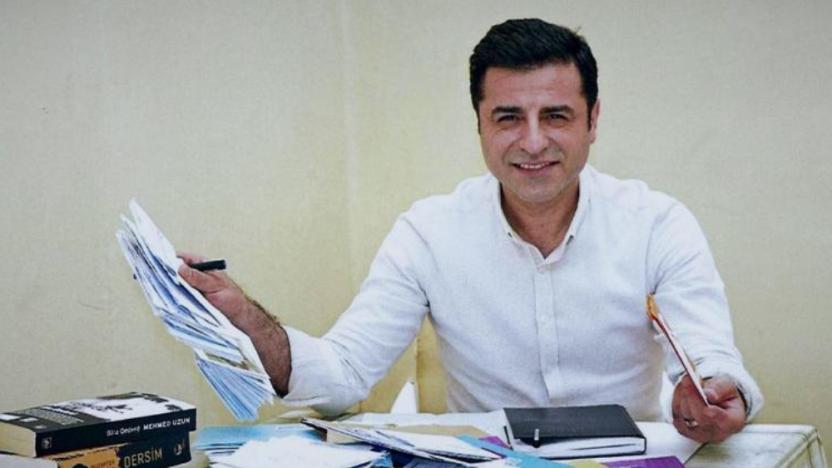 You are currently viewing Demirtaş’a cezaevinde yeni başlatılan üst arama uygulaması birilerine mesaj ama, acaba kimlere bu mesaj?